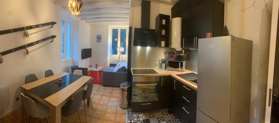 Kitchen or kitchenette, Dining area