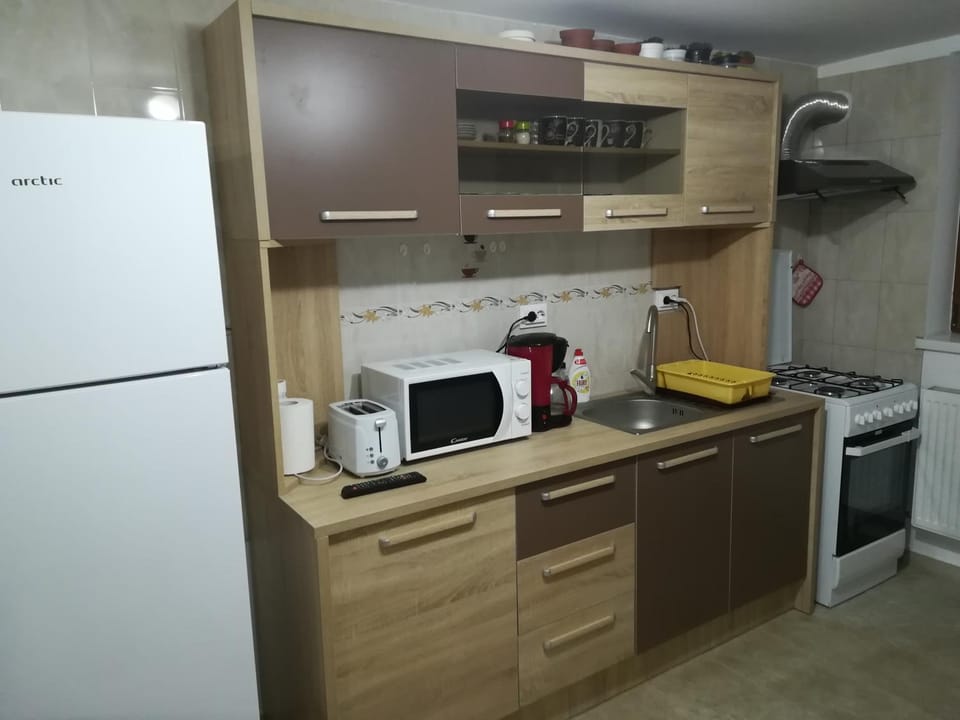 Kitchen or kitchenette, Communal kitchen