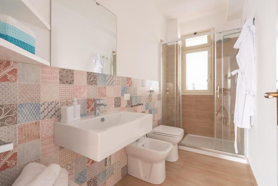 Shower, Toilet, Bathroom, towels