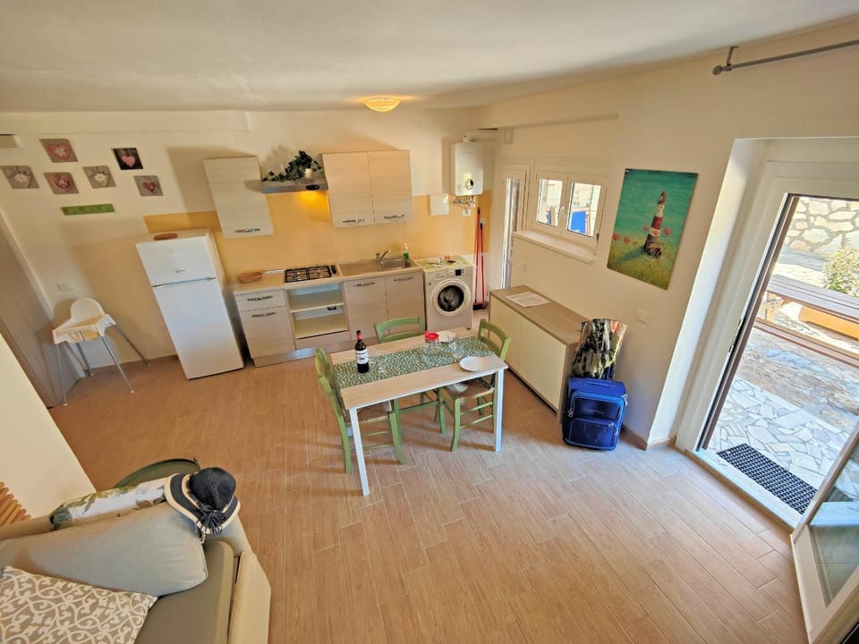 Kitchen or kitchenette, Living room, Dining area, washing machine