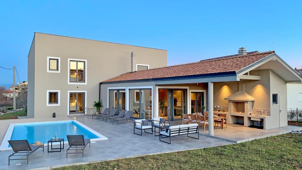 Patio, BBQ facilities, Balcony/Terrace, Swimming pool