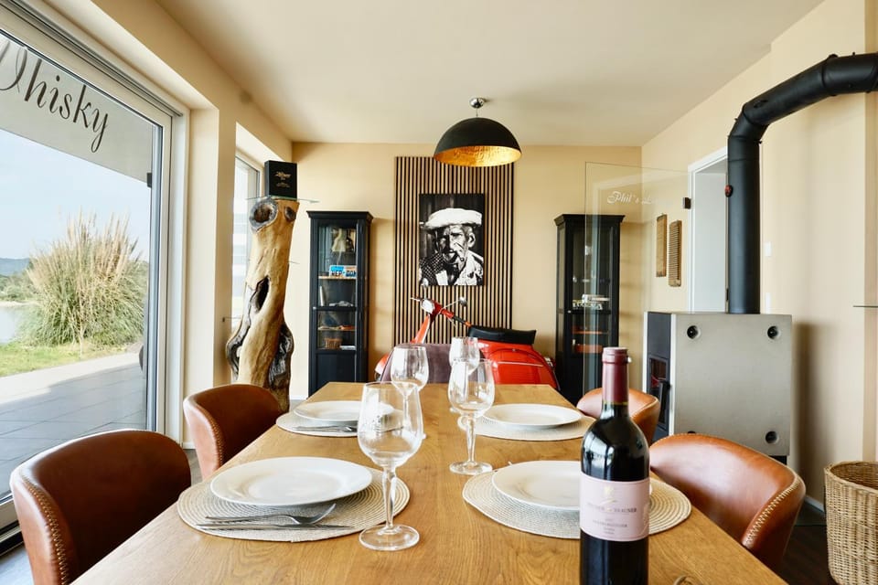 Living room, Seating area, Dining area, Drinks, Alcoholic drinks