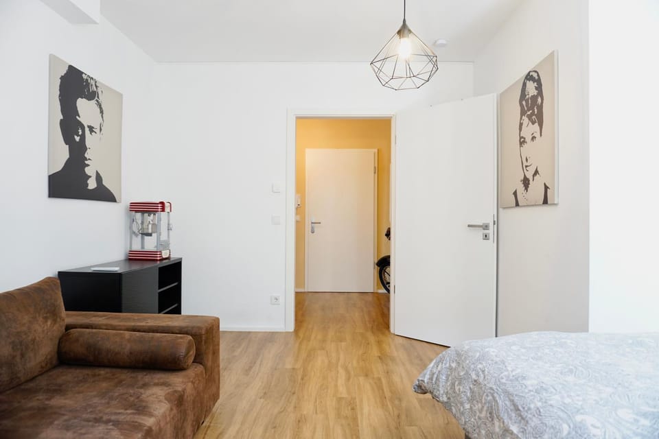 Bed, TV and multimedia, Photo of the whole room, Seating area, Bedroom