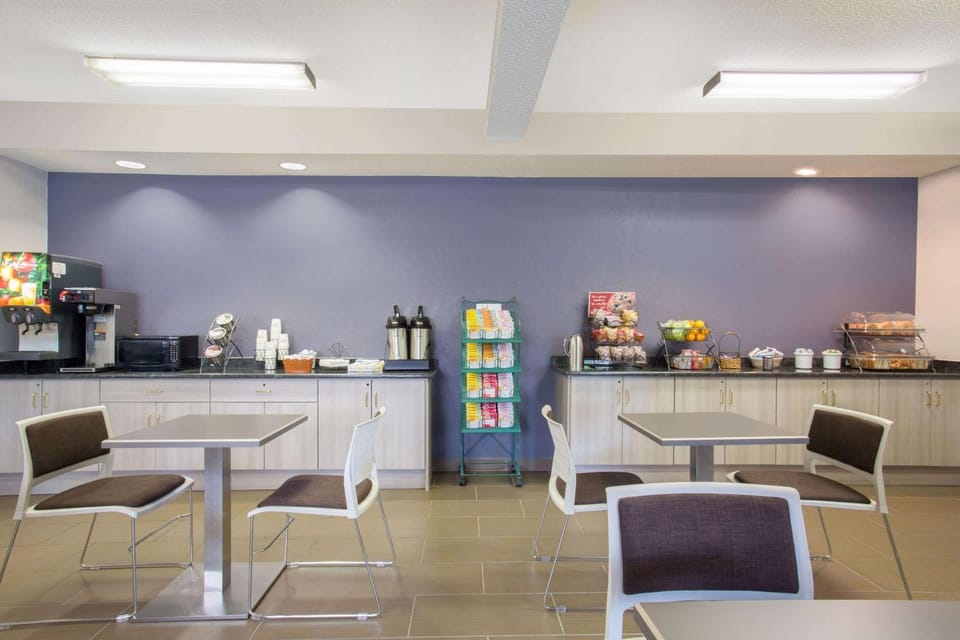 Restaurant/places to eat, Dining area, On site, Breakfast