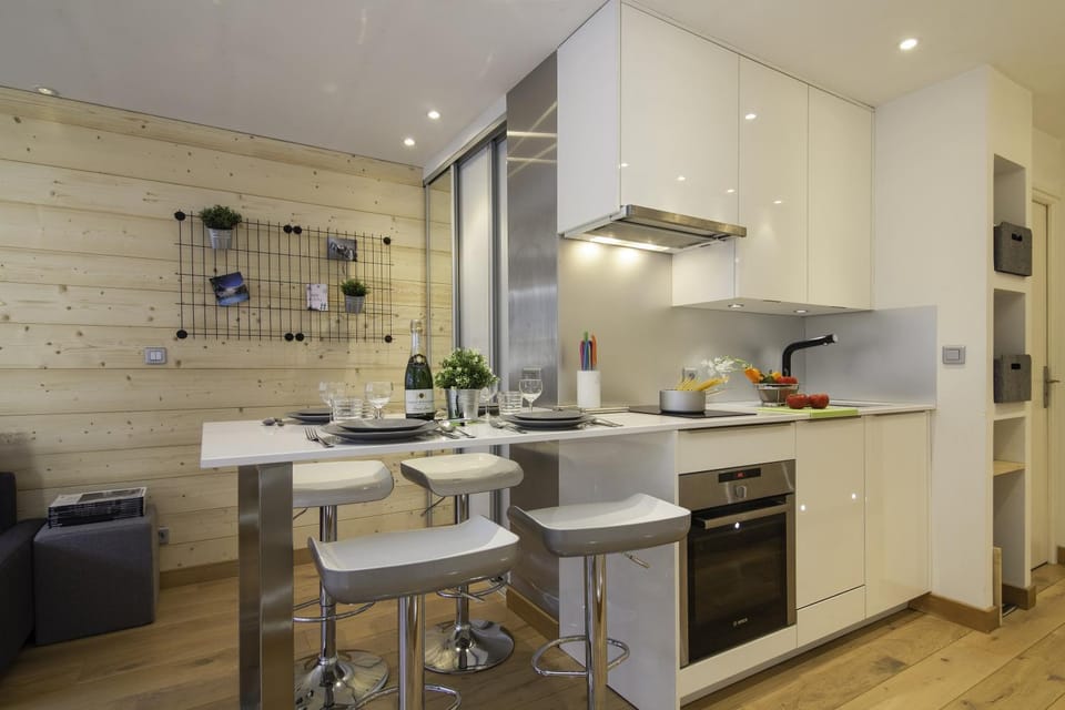 Kitchen or kitchenette, Dining area