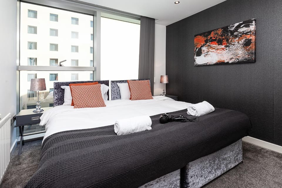 2 Bedroom 2 Bathroom Apartment in Central Milton Keynes with Free Parking and Smart TV - Contractors, Relocation, Business Travellers Apartment in Milton Keynes