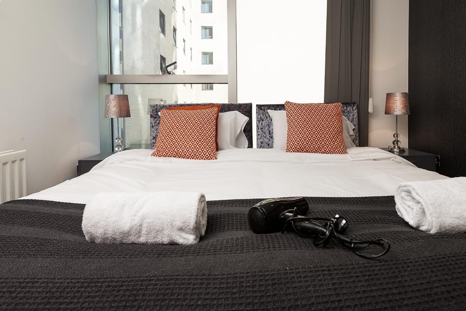 2 Bedroom 2 Bathroom Apartment in Central Milton Keynes with Free Parking and Smart TV - Contractors, Relocation, Business Travellers Apartment in Milton Keynes