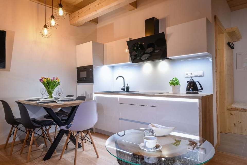Kitchen or kitchenette, Dining area
