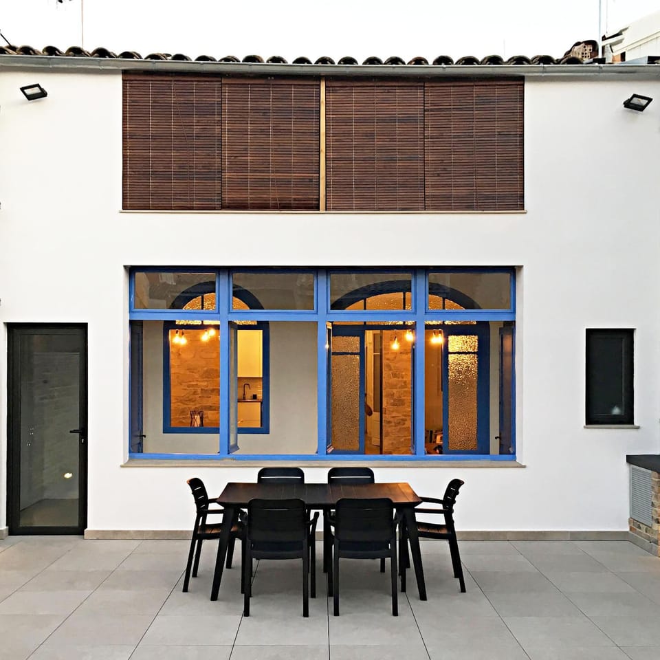 Facade/entrance, Balcony/Terrace