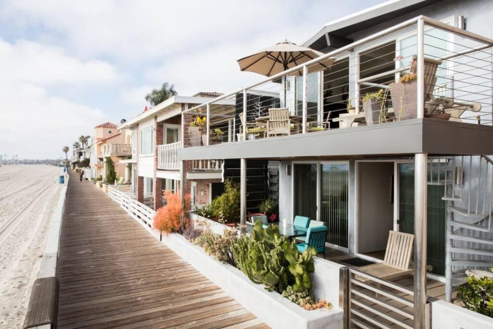 Property building, Patio, Neighbourhood, Garden, Balcony/Terrace, Beach, Sea view