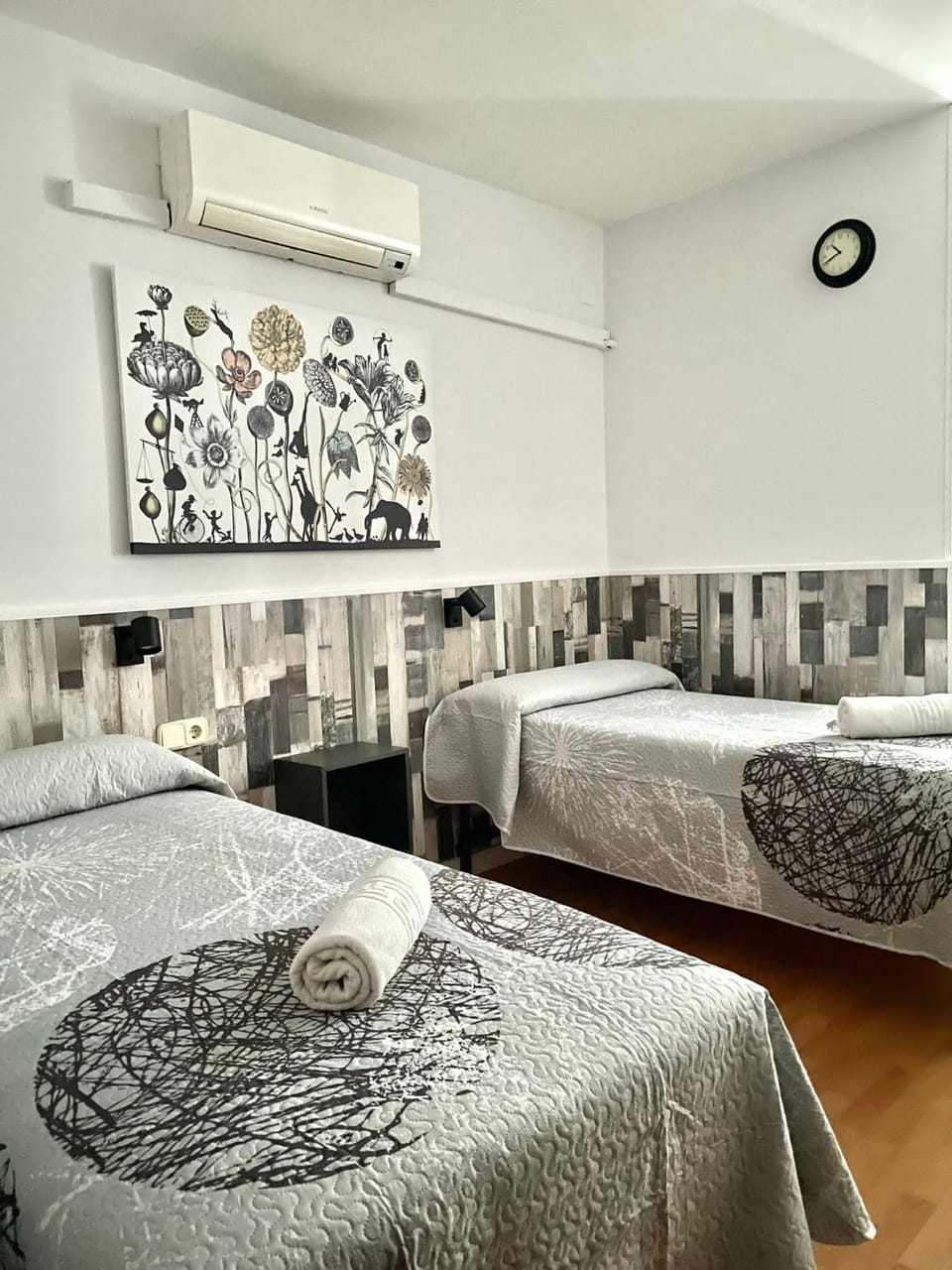 Bed, Photo of the whole room, Bedroom, towels, air conditioner