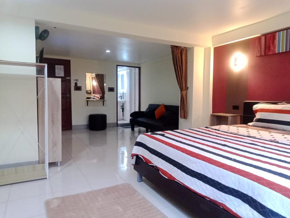 Living Room Guesthouse & Cafe Bar Bed and Breakfast in Phuket