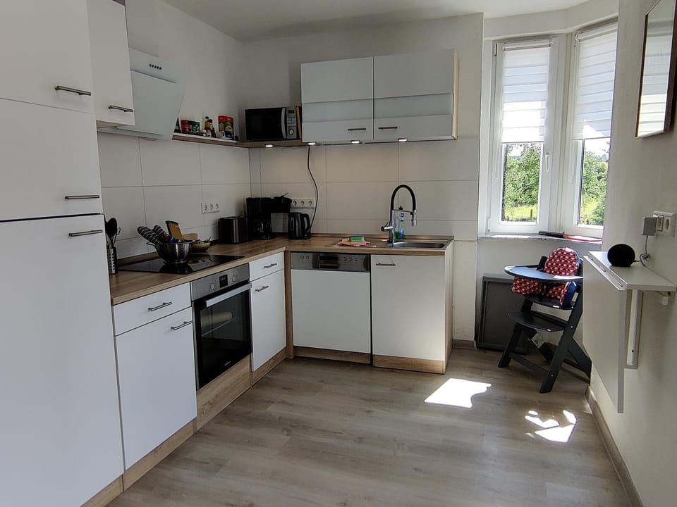 Coffee/tea facilities, Dining area, dishwasher, oven, stove, toaster, kitchen