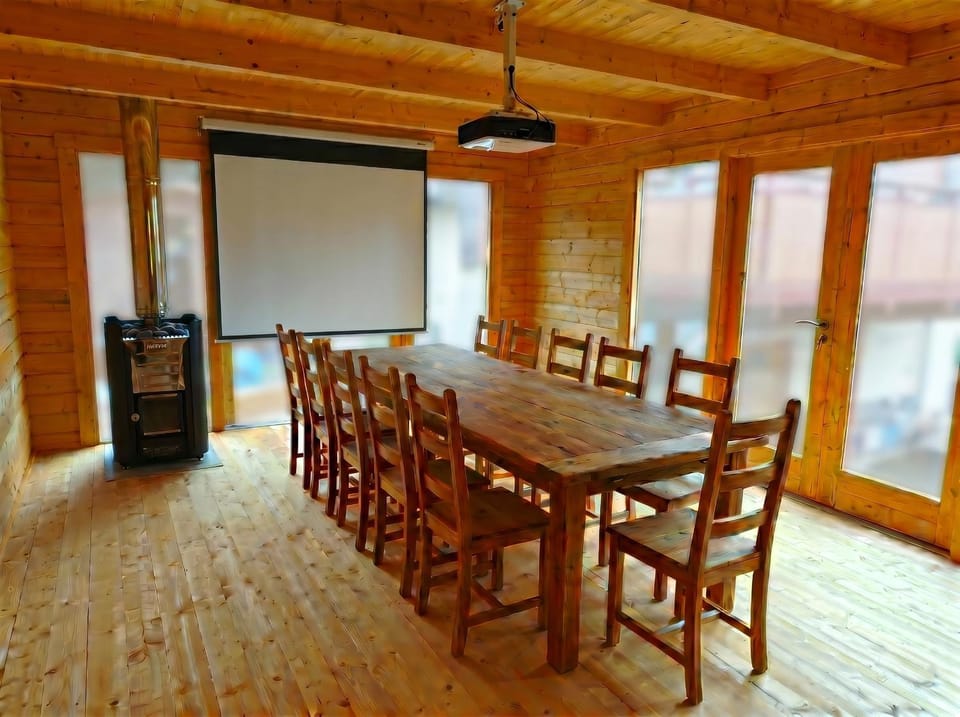Communal lounge/ TV room, group of guests