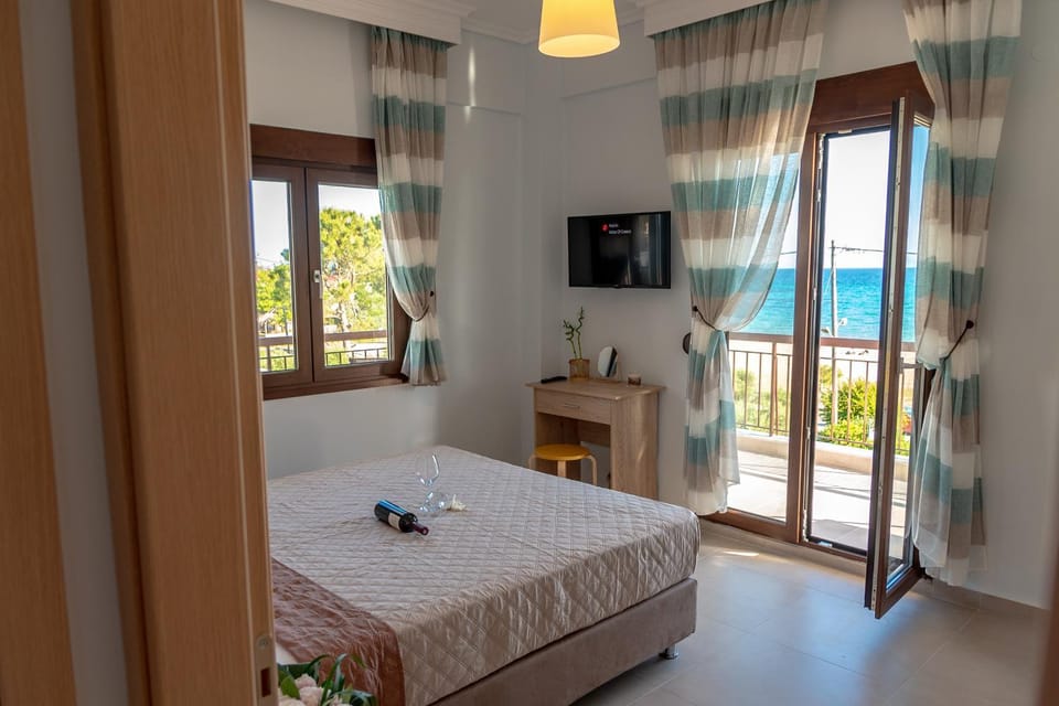 Balcony/Terrace, Photo of the whole room, Bedroom, City view, Sea view