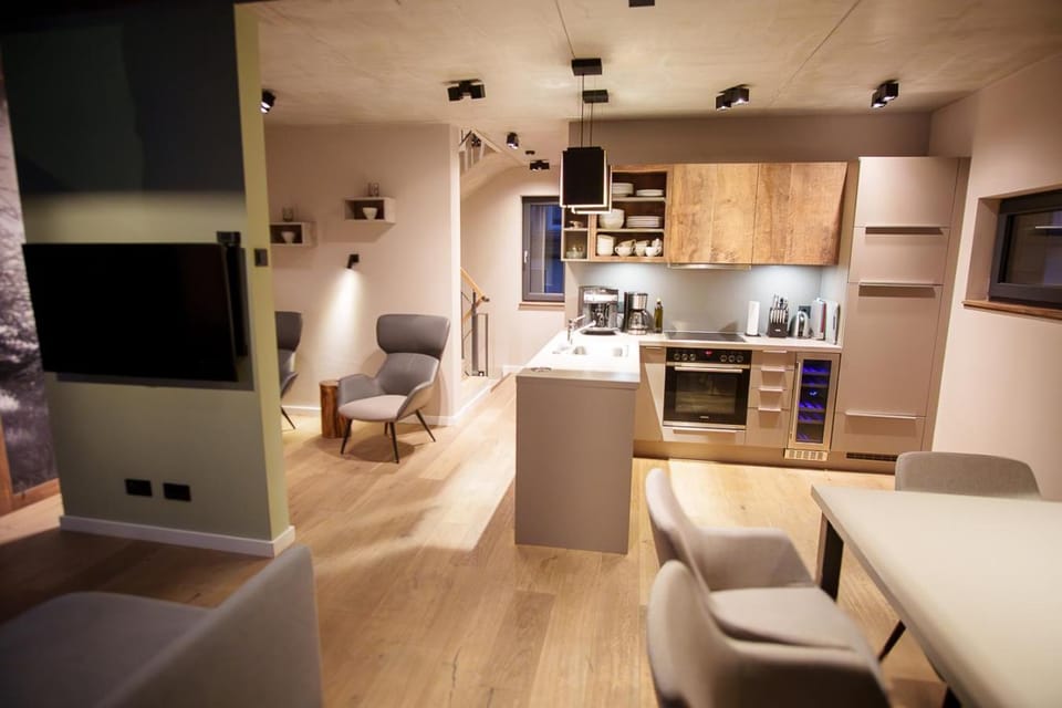 TV and multimedia, Kitchen or kitchenette, Living room, Seating area, Dining area, pet friendly, stove, toaster