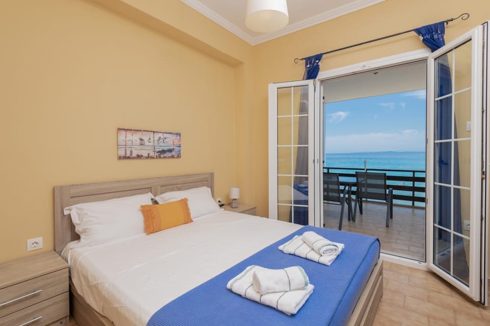 Bed, View (from property/room), Photo of the whole room, Bedroom, Sea view, towels
