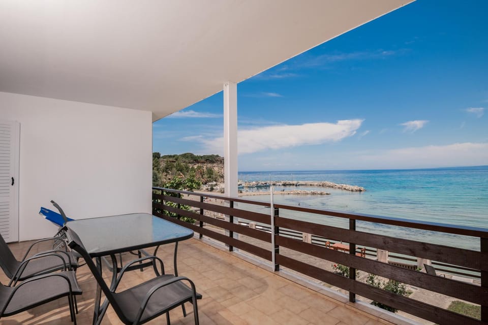Patio, Day, Natural landscape, Balcony/Terrace, Beach, Sea view, sunbed