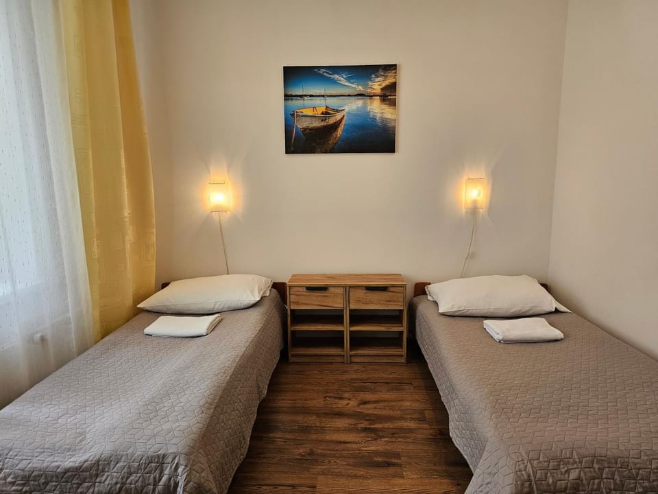 Bed, towels