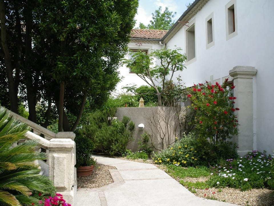 Property building, Facade/entrance, Garden