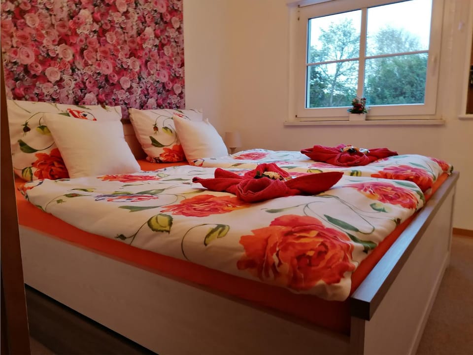 Bed, Photo of the whole room, Bedroom, Garden view