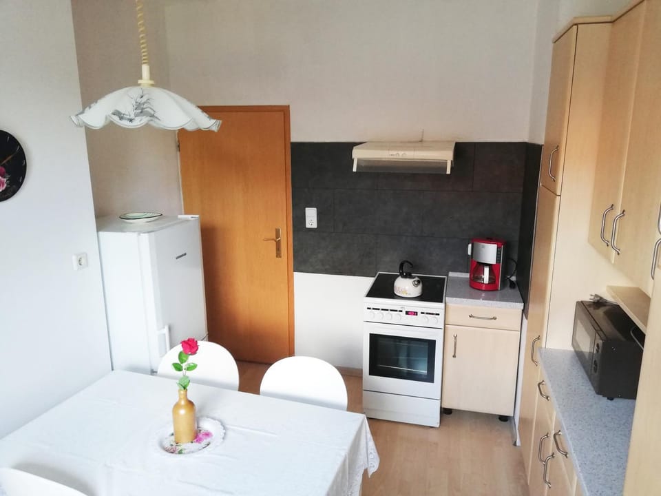 Coffee/tea facilities, Kitchen or kitchenette, Dining area