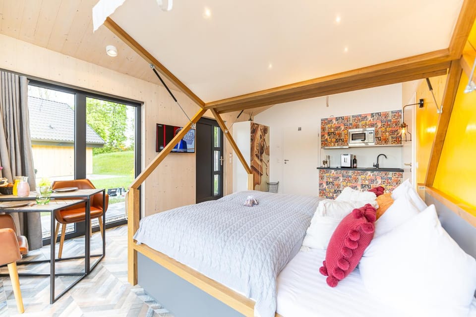 Bed, TV and multimedia, Kitchen or kitchenette, Photo of the whole room, Seating area, Dining area, Bedroom