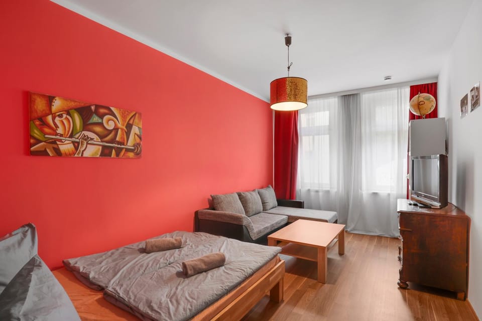 Bed, TV and multimedia, Living room, Photo of the whole room, Seating area