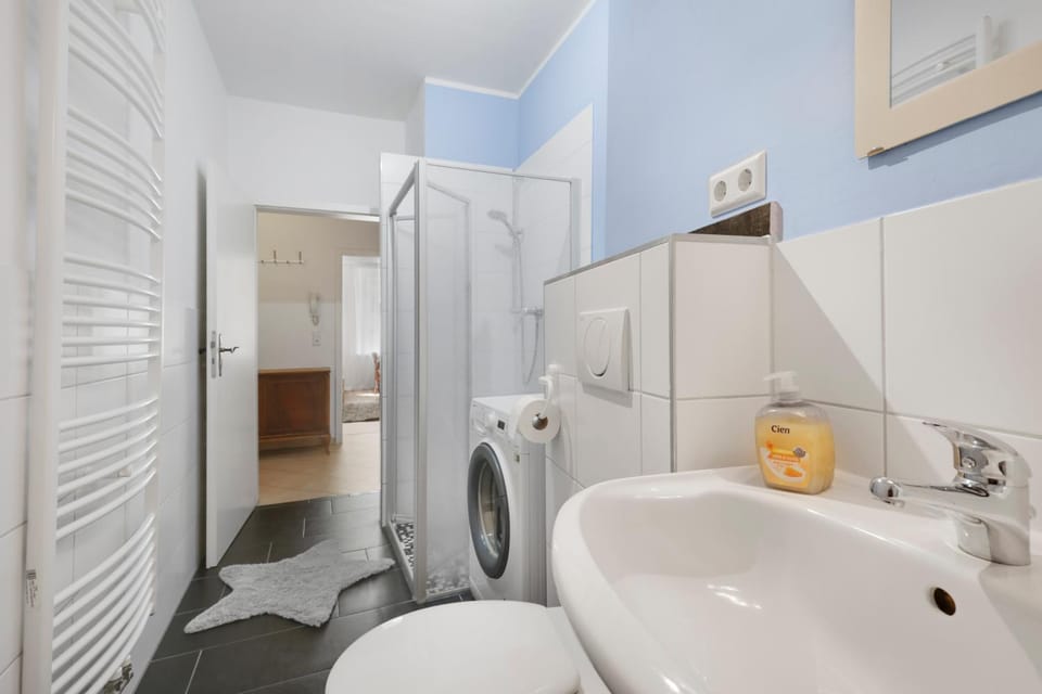 Toilet, Bathroom, towels, washing machine