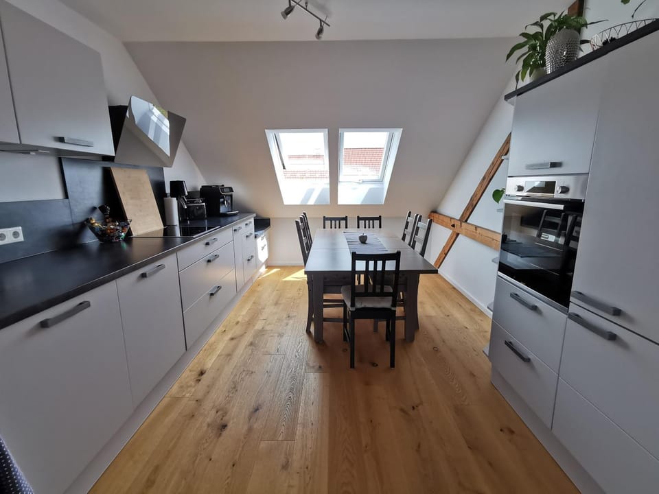 Kitchen or kitchenette, Dining area