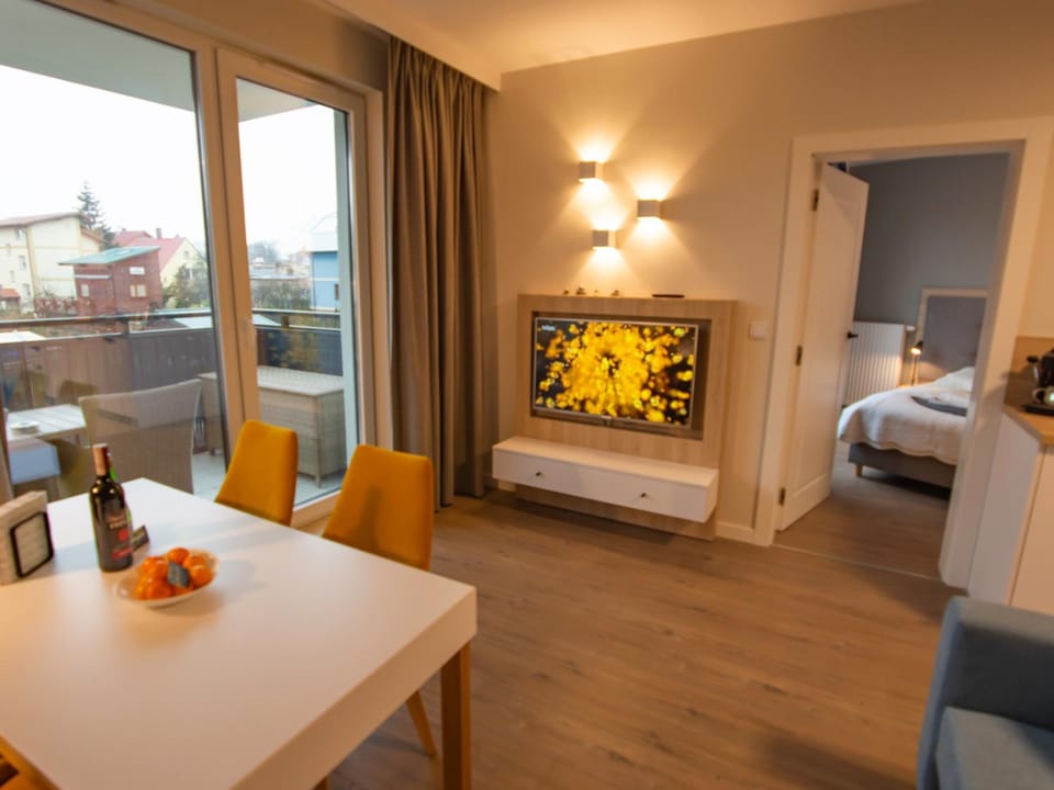 Bed, TV and multimedia, Living room, Food and drinks, Photo of the whole room, Dining area