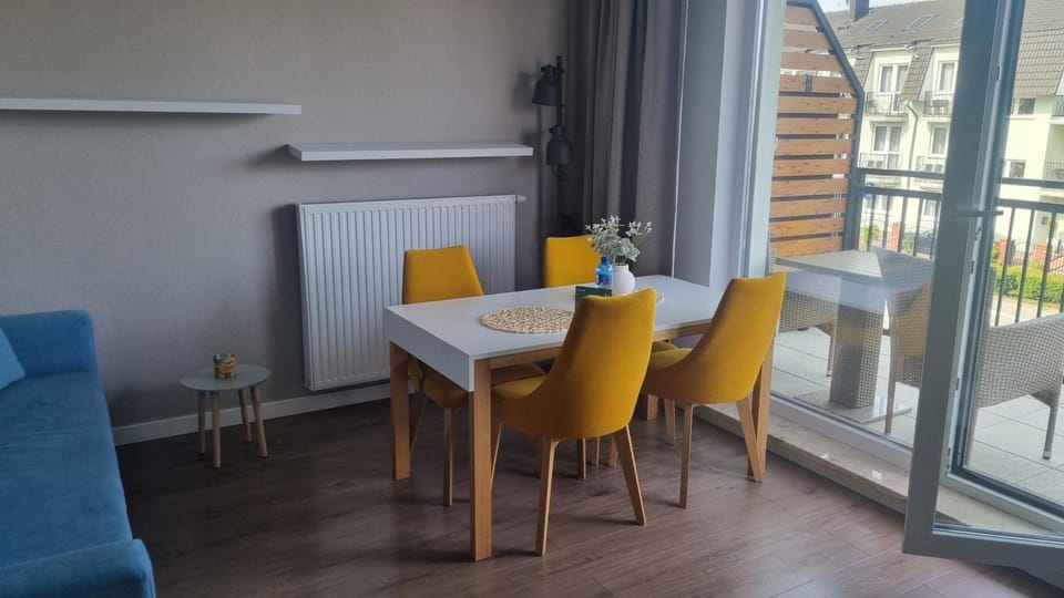 Living room, Dining area, internet