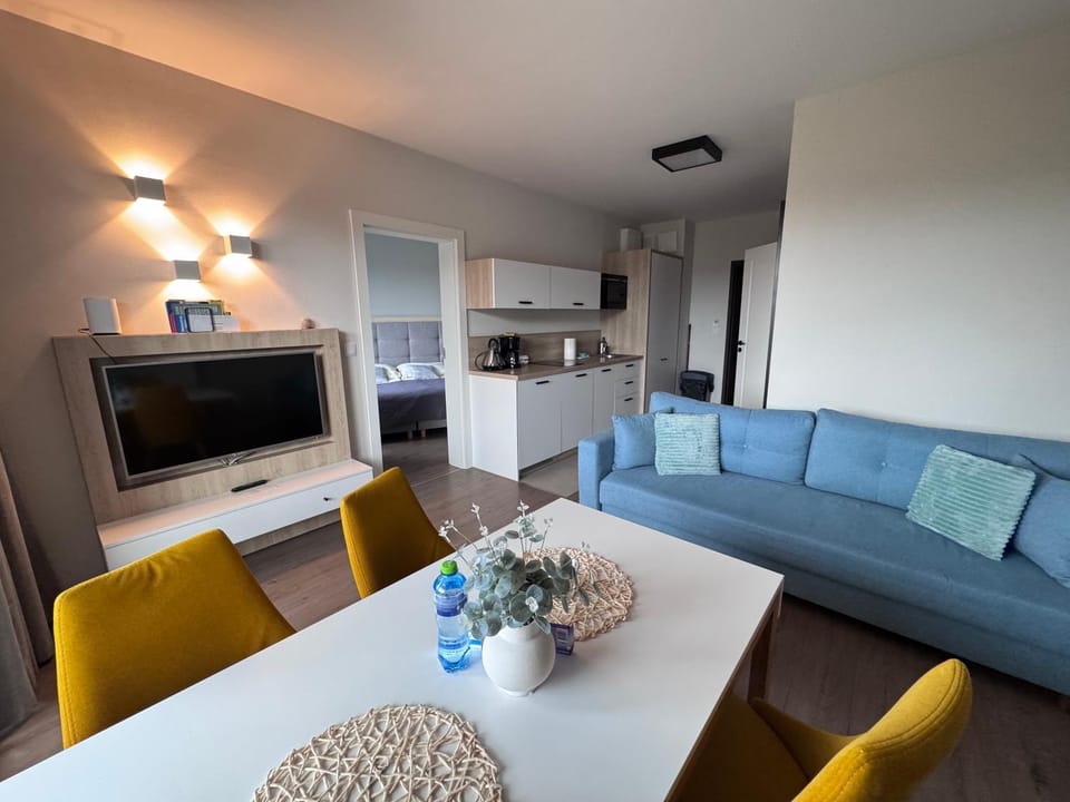 Communal lounge/ TV room, TV and multimedia, Living room, Seating area, Dining area, pet friendly, stove