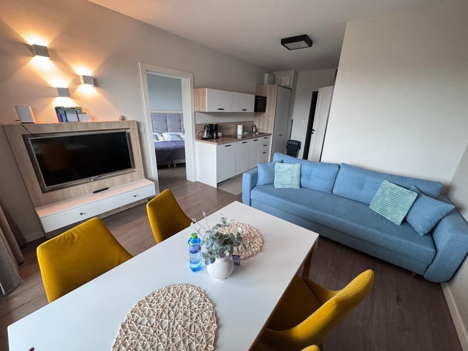 TV and multimedia, Kitchen or kitchenette, Dining area, oven, stove