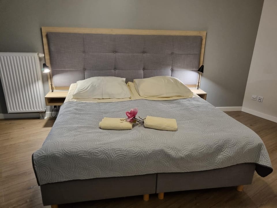 Bed, Bedroom, internet, towels