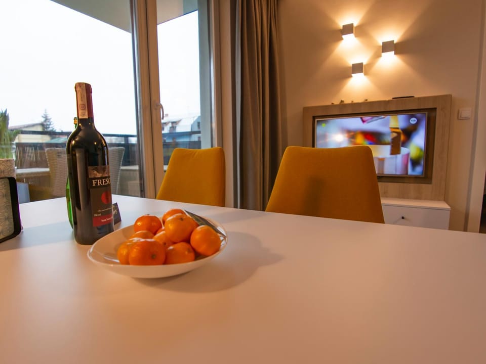 TV and multimedia, Dining area, Food, Drinks