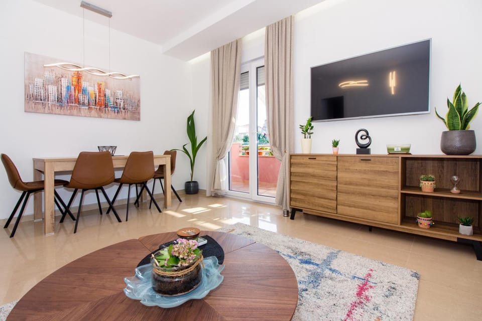 TV and multimedia, Living room, Seating area, Dining area