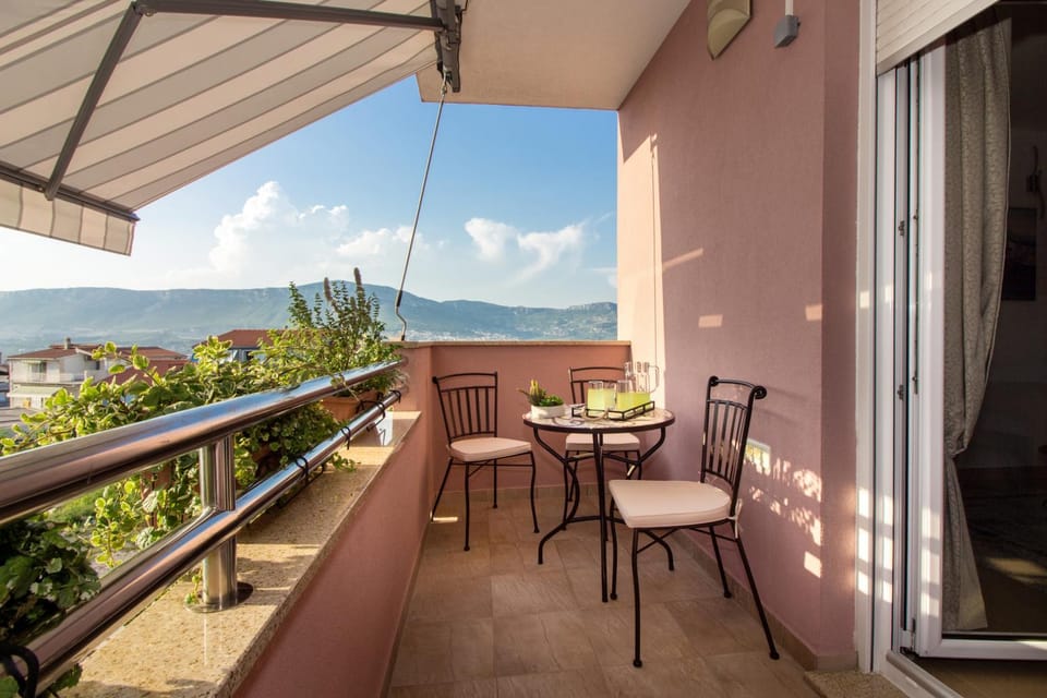 Balcony/Terrace, Mountain view