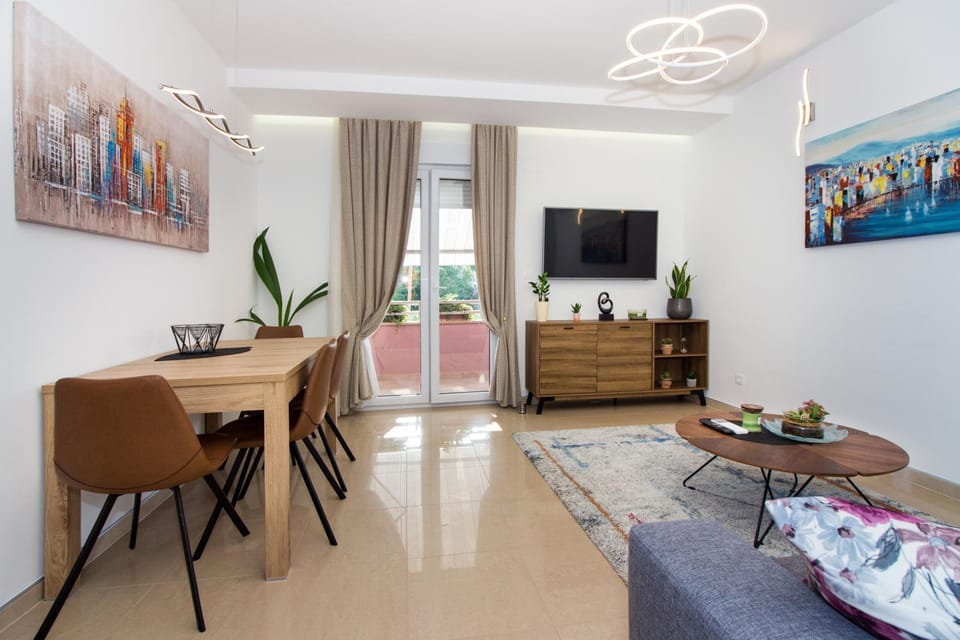 TV and multimedia, Living room, Seating area, Dining area