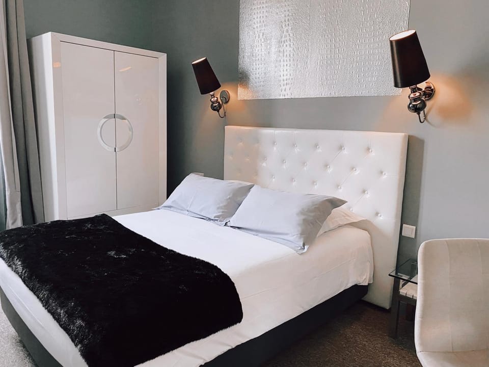 Photo of the whole room, Bedroom