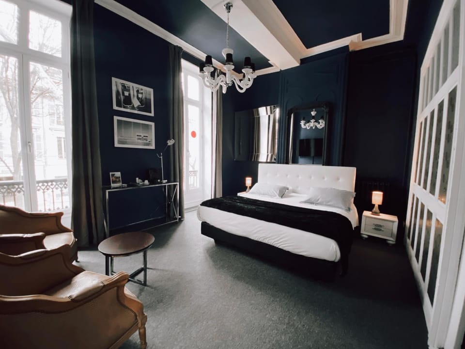 Photo of the whole room, Bedroom