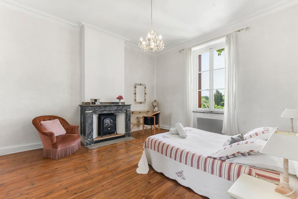 Bed, Photo of the whole room, Seating area, Bedroom, towels