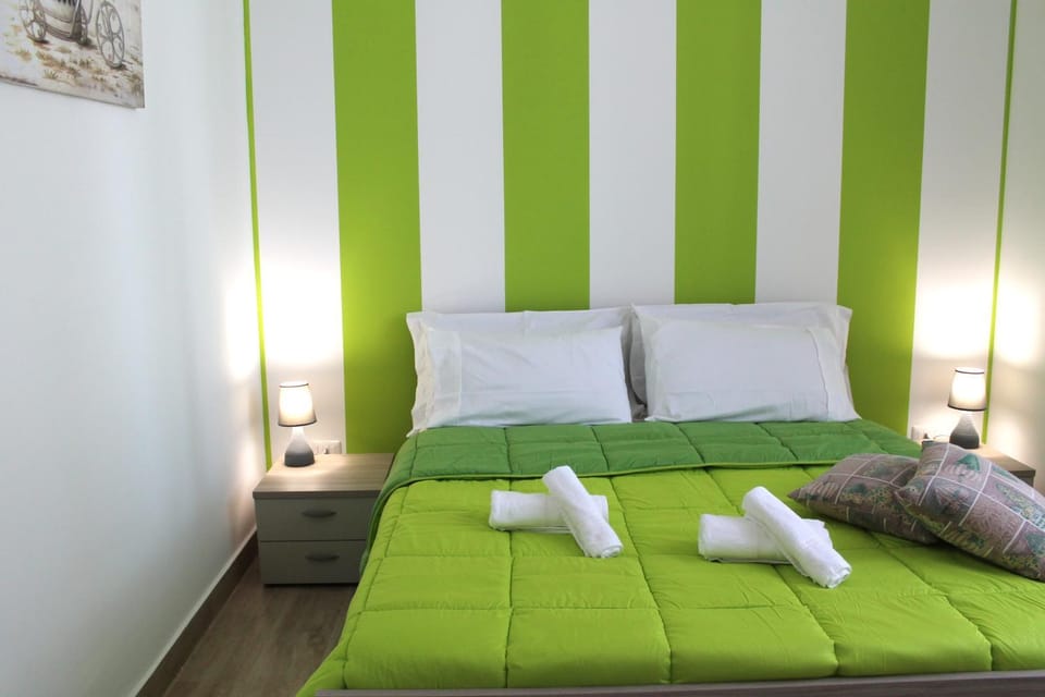 Bed, Other, Photo of the whole room, Decorative detail, Bedroom
