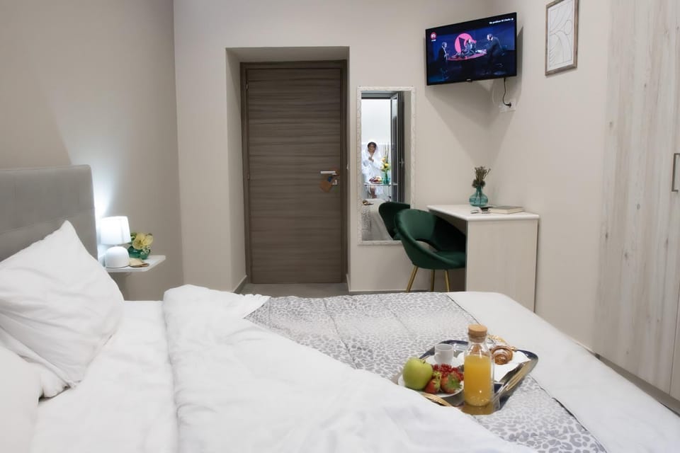 Bed, TV and multimedia, Food and drinks, Photo of the whole room, Bedroom, towels