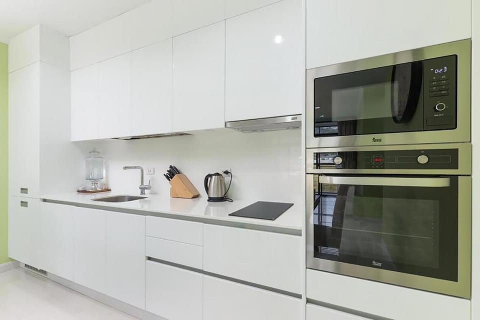 Coffee/tea facilities, Kitchen or kitchenette, oven, stove