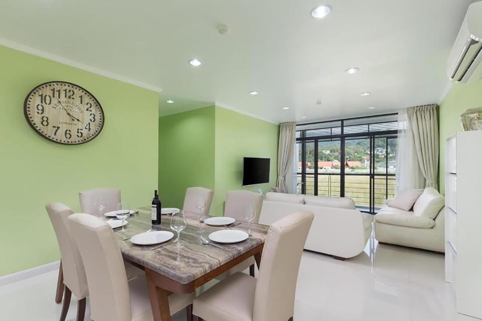 TV and multimedia, Living room, Seating area, Dining area, air conditioner