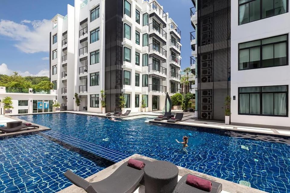 Property building, Day, Pool view, Swimming pool, sunbed