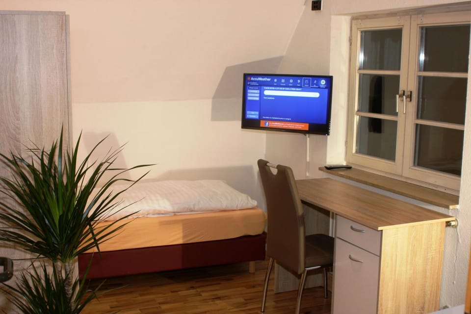 Bed, TV and multimedia, Bedroom