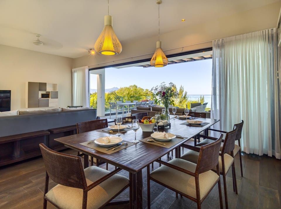 Living room, Seating area, Dining area