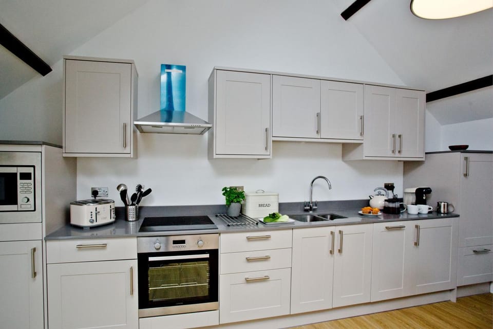 Coffee/tea facilities, Kitchen or kitchenette, dishwasher, oven, stove, toaster